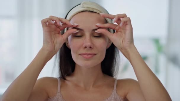 Modelo Positivo Tratamiento Facial Casa Espejo Retrato Pov Chica Encantadora — Vídeo de stock