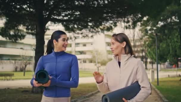 Atleti Gioiosi Che Parlano Camminando Felicemente Parco Primo Piano Ragazze — Video Stock