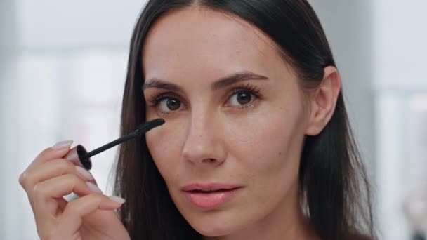 Modelo Satisfecho Aplicando Máscara Interior Espejo Pov Retrato Mujer Morena — Vídeos de Stock