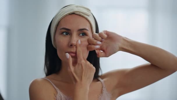 Involverade Kvinna Lymfdränering Förfaranden Spegelplats Närbild Allvarlig Dam Röra Ansiktet — Stockvideo