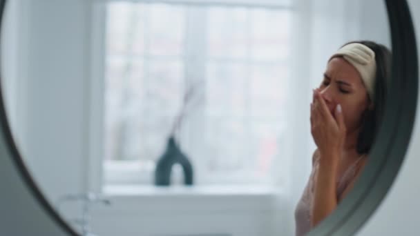 Mulher Sonolenta Bocejando Banheiro Manhã Closeup Senhora Acordada Olhando Espelho — Vídeo de Stock