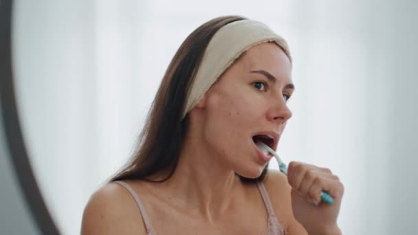 Uvolněná Dáma Čištění Zubů Dopoledních Hodinách Uvnitř Detailní Probouzející Žena — Stock video