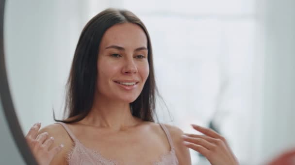 Modelo Feliz Flertando Espelho Casa Closeup Senhora Satisfeita Sorrindo Para — Vídeo de Stock