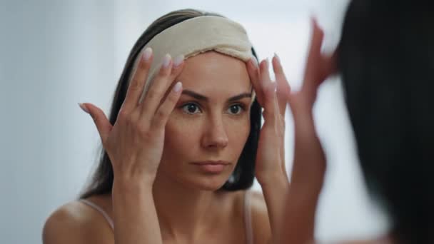 Problema Rugas Faciais Senhora Preocupada Local Espelho Close Mulher Estressada — Vídeo de Stock