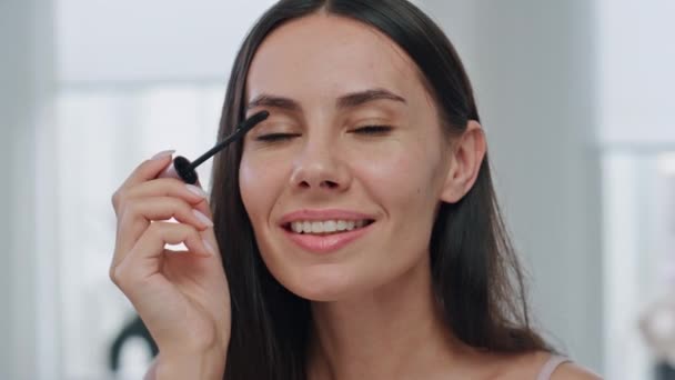 Pov Lächelndes Mädchen Das Mascara Badezimmer Aufträgt Close Glückliche Frau — Stockvideo