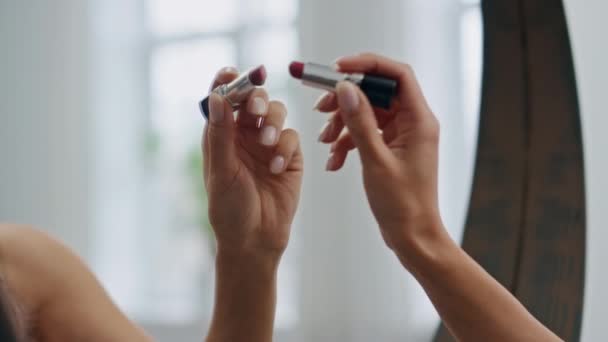 Vrouw Hand Tekening Lippenstift Hart Badkamer Spiegel Closeup Onherkenbare Dame — Stockvideo