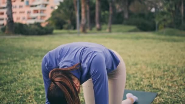 Yoga Dame Buigt Terug Mediterend Open Lucht Plaats Kalme Vrouw — Stockvideo