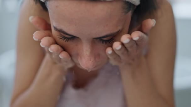 Modèle Rapproché Laver Peau Avec Eau Maison Portrait Fille Souriante — Video