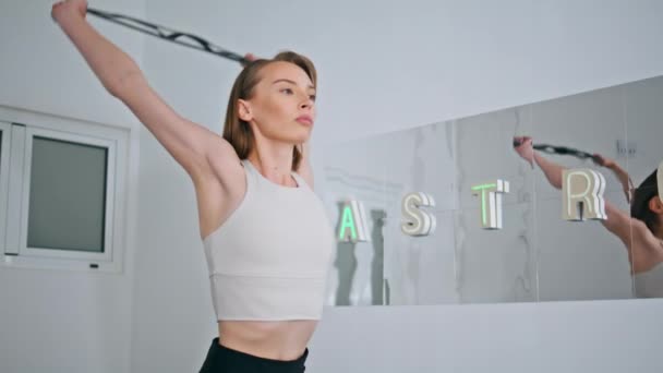 Motivált Sportoló Stretching Zenekar Gyakorlatok Otthon Összpontosított Keményen Dolgozik Fehér — Stock videók