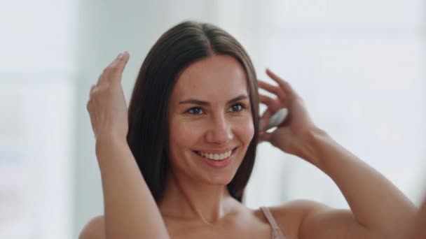 Senhora Satisfeito Escovar Cabelo Banheiro Closeup Menina Macia Olhando Espelho — Vídeo de Stock