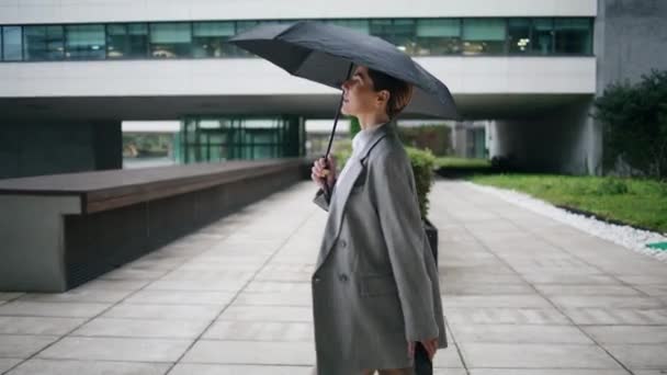 Κομψή Γυναίκα Που Περπατάει Βροχερή Μέρα Κρατώντας Ομπρέλα Αυτοπεποίθηση Επιχειρηματίας — Αρχείο Βίντεο