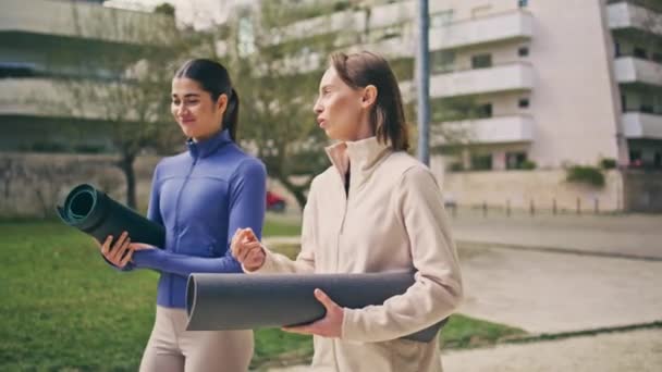 Yogi Frauen Spazieren Zum Fitnesstraining Positive Mädchen Die Fitte Matten — Stockvideo