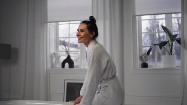 Šťastná Holka Sedící Vaně Usmívající Doma Spokojená Žena Užívá Krásy — Stock video