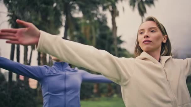 Sporcu Çiftler Doğada Yoga Pratiği Yapıyorlar Rahat Düşünceli Kızlar Green — Stok video