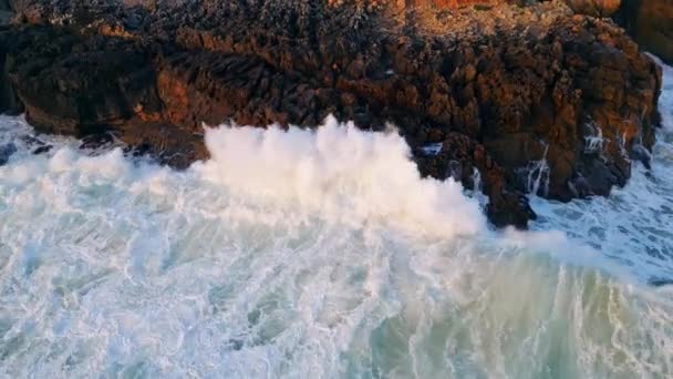 Побережье Вымыто Пенной Водой Беспилотника Штормовые Красивые Морские Волны Грохочущие — стоковое видео