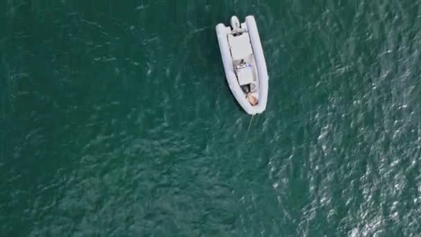 ドローンビュー高速艇水上を浮かんでいます 深い灰色の海の上の映像を巡航カタマランをセーリング 美しい自然の海の風景を閉じ移動インフレータブルボート 海を渡るモーターボート — ストック動画