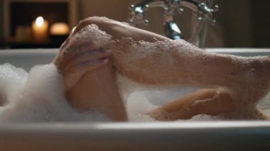 Kadın banyo küvetinde köpük bacakları yıkıyor. Bilinmeyen seksi bayan banyoda tek başına yatıyor. Sıska bir kız vücudu lüks bir otelde dinleniyor. Mumların dairesinde isimsiz ateşli manken cildi temizliyor.