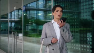 Şirket kadını ofis binasında ses kaydı yapıyor. Sanal asistanı kullanarak şık bir yönetim kurulu başkanı sosyal medyada sesli mesaj gönderir. Başarılı iş kadını internet üzerinden ayarlama yapıyor. Dijital yaşam tarzı kavramı