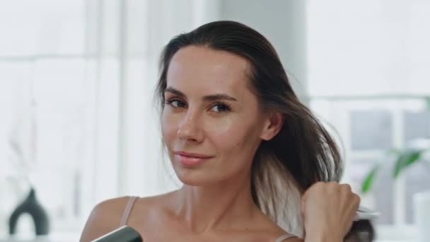 Modèle Positif Séchage Des Cheveux Souriant Intérieur Miroir Pov Portrait — Video