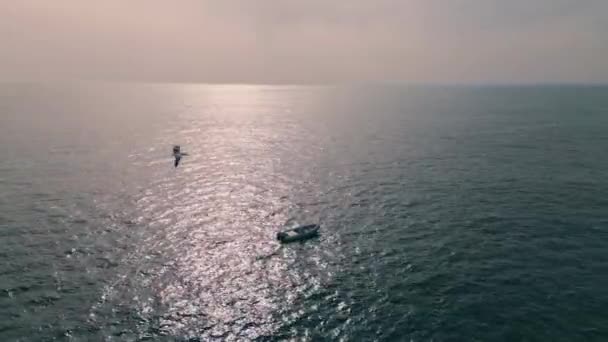 Letecký Pohled Jachta Plachtění Mořskému Horizontu Zpomalení Pohybu Potěšení Transportní — Stock video