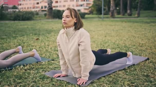 Yogi Meisjes Die Hun Lichaam Strekken Green Park Ontspannen Flexibele — Stockvideo