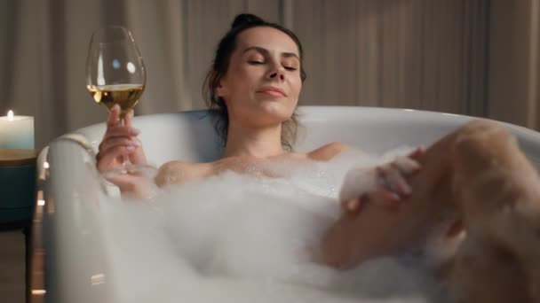 Senhora Encantadora Segurando Copo Vinho Que Estabelece Banho Bolha Close — Vídeo de Stock