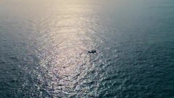 Luxusní Jachta Plachtění Oceán Letní Den Dron Pohled Bílý Člun — Stock video