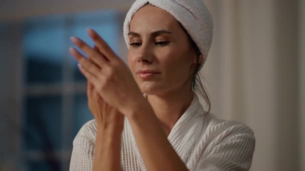 Spokojny Model Krem Ręce Domu Zbliżenie Ręcznik Miłej Kobiety Nawilżający — Wideo stockowe