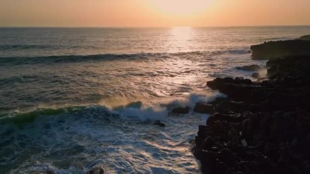 โกลเด นไรซ วทะเลธรรมชาต ทางอากาศ แสงแดดอบอ นสดใสสะท อนในพ วทะเลระลอก โฟมคล างห — วีดีโอสต็อก
