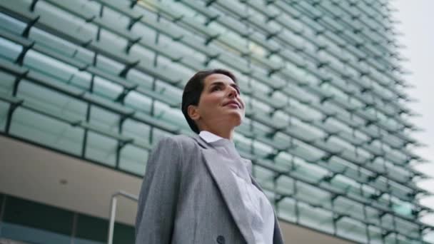 Uśmiechnięty Menadżer Biurowy Szczęśliwa Bizneswoman Idzie Centrum Myśląc Odpoczynku Udana — Wideo stockowe