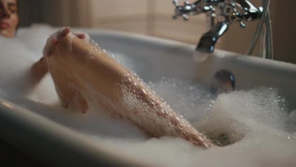 无忧无虑的女士在泡泡浴特写中洗脚 在豪华公寓休息 放松裸体女孩享受日常的美感 性感女人在晚上回家的时候摸身体的皮肤 卫生概念 — 图库视频影像