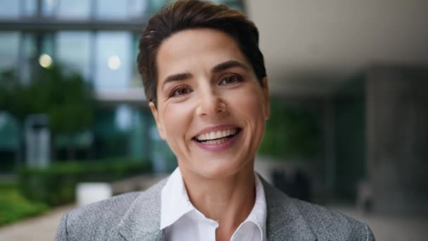 Portré Női Végrehajtó Nevet Belvárosban Boldog Irodai Alkalmazott Igazgató Pózol — Stock videók