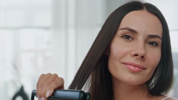 Pov Glückliches Mädchen Beim Bügeln Der Haare Weißen Badezimmer Großaufnahme — Stockvideo