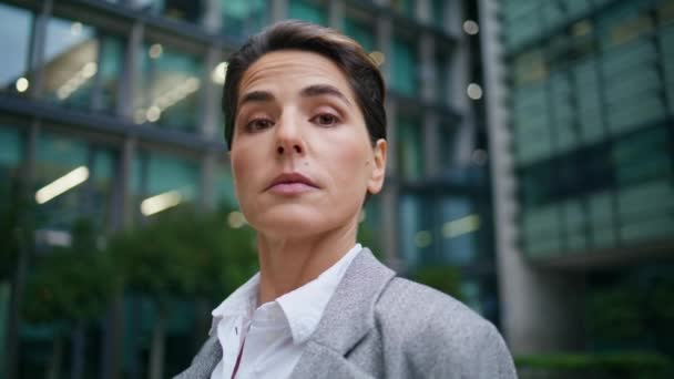 Portrait Femme Affaires Mature Posant Façade Bureau Verre Expert Financier — Video