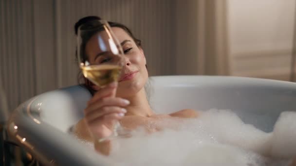 Menina Serena Bebendo Álcool Sala Spa Closeup Mulher Relaxada Tomando — Vídeo de Stock