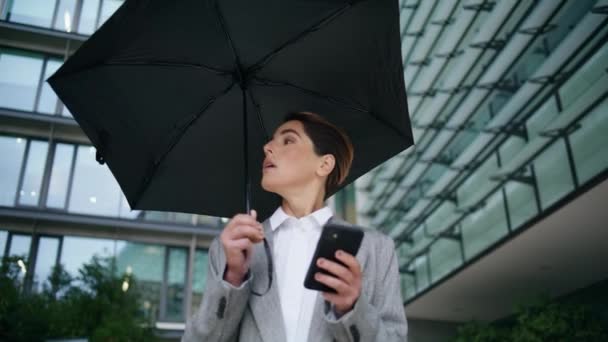 Elegant Worker Texting Phone Umbrella Downtown Employee Make Online Order — Stock Video