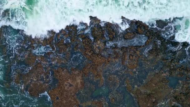 Drone Vista Mar Tempestuoso Surf Estrellarse Costa Volcánica Cerca Olas — Vídeos de Stock