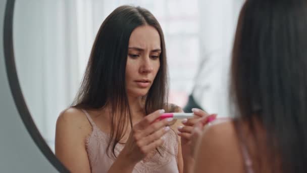 Megdöbbent Aki Terhességi Tesztet Tart Otthon Ideges Aki Megérinti Homlokát — Stock videók