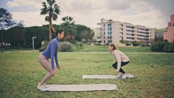 Glade Burpee Egzersizi Yapan Güçlü Sporcular Genç Aktif Kızlar Birlikte — Stok video