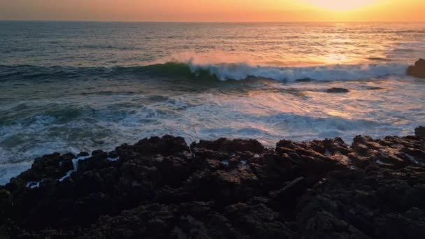 Утренний Океан Брызги Скалы Природа Крупным Планом Большие Волны Разбивают — стоковое видео