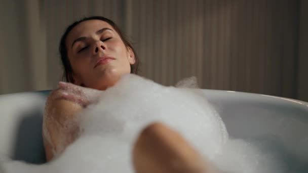 Zrelaksowana Kobieta Dotykająca Skóry Kąpieli Pianką Przygotowana Naga Dziewczyna Bierze — Wideo stockowe