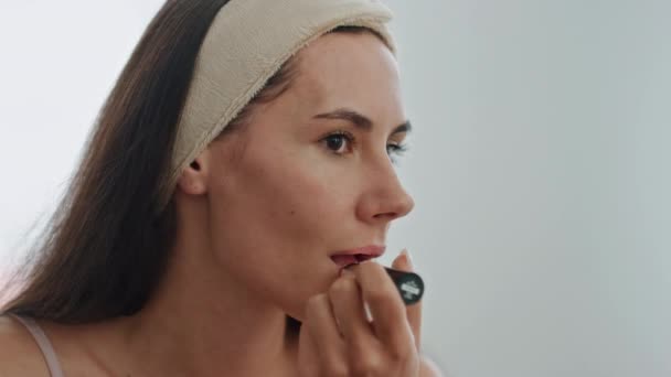 Gericht Model Dat Thuis Lippenstift Aanbrengt Close Jonge Mooie Vrouw — Stockvideo