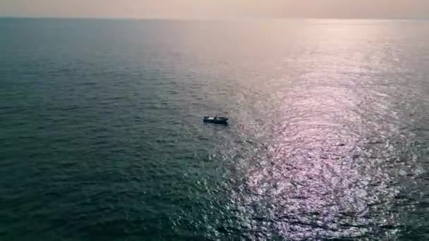 Dron Pohled Loď Plachtění Slunné Mořské Krajiny Motorový Člun Plovoucí — Stock video