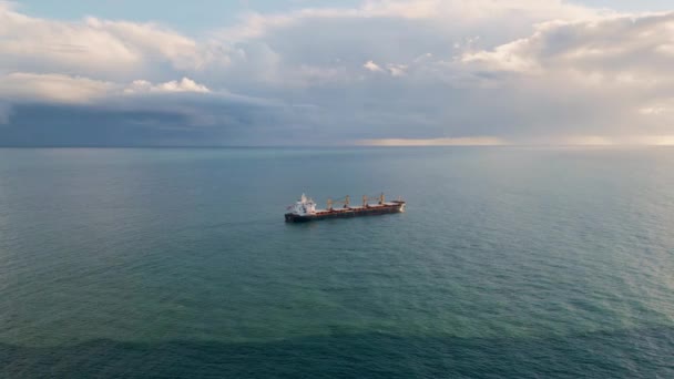 Containertanker Svävande Vid Ändlös Havsutsikt Panoramas Stora Lastfartyg Seglar Lugnt — Stockvideo