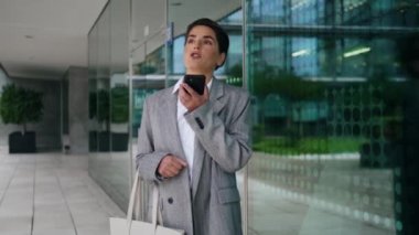 Yönetici, ofisteki sesli mesajı dikte ediyor. Kendine güvenen bir kadın sanal uygulama cevap e-postası kullanır. Şık bir iş kadını internet üzerinden akıllı telefon ayarlar. İş çağrısı kavramı
