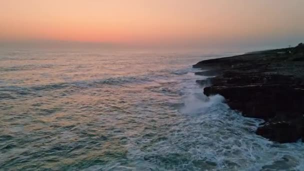 Pastelový Východ Slunce Rozstřikuje Výhled Oceán Pěnové Vlny Omývají Kamenité — Stock video