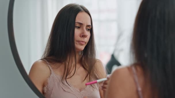 Enttäuschtes Mädchen Bei Der Überprüfung Eines Schwangerschaftstests Der Wohnung Trauriges — Stockvideo