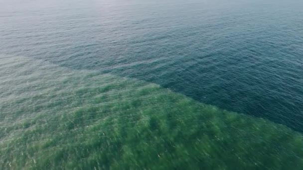 夏天水面上的蓝色泻湖 无人机看到平静的大海脉动着超级慢动作 天一亮绿松石水就在打滚 汹涌的浪花缓缓涌动 自然海洋美的背景概念 — 图库视频影像