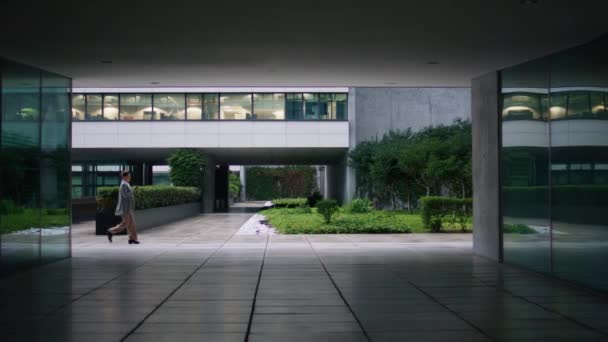 Εταιρικός Υπάλληλος Που Περπατάει Στο Κέντρο Σύγχρονο Κτίριο Γραφείων Επιτυχημένη — Αρχείο Βίντεο