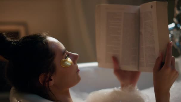 Spa Mankeni Kitap Okuyor Köpük Banyosu Yakın Plan Romantik Kaygısız — Stok video